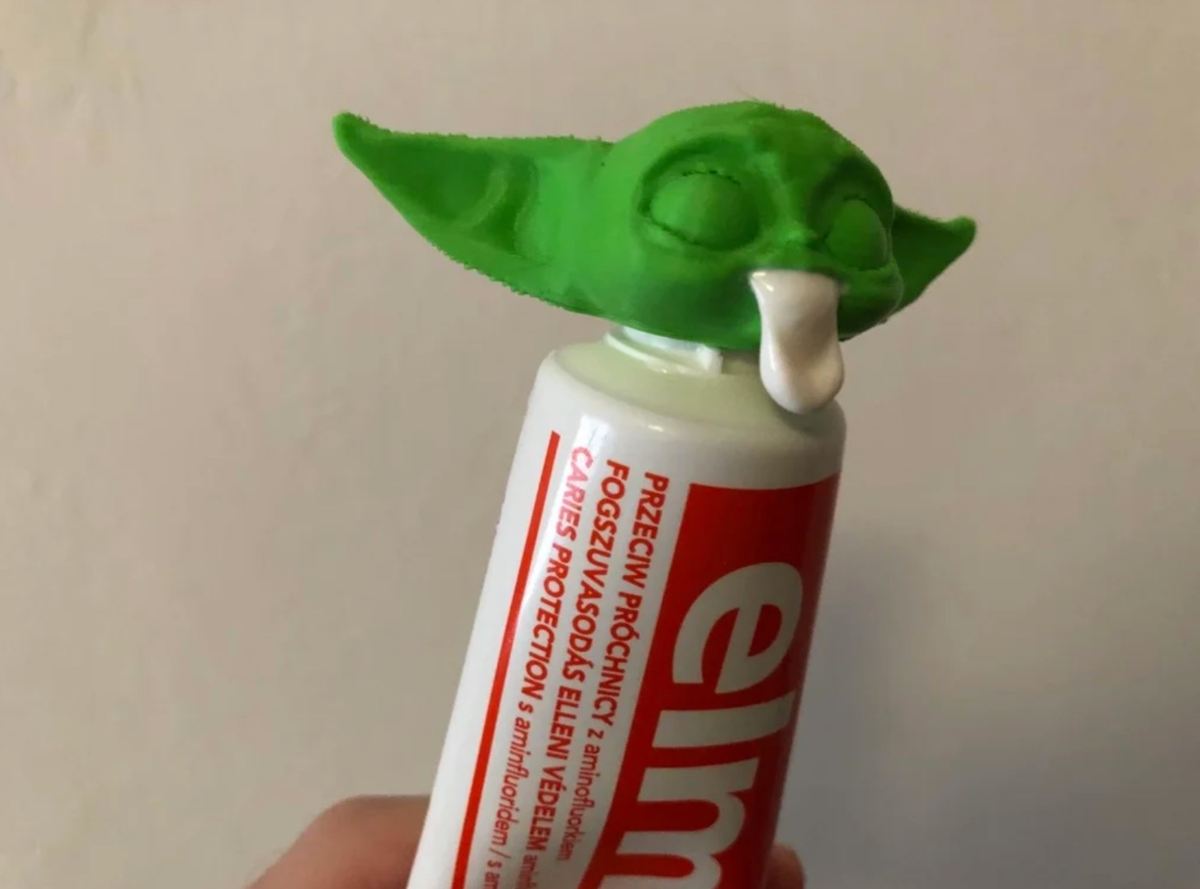 Photo de Objet 3D fun et facile à imprimer / impression 3D facile: Distributeur de dentifrice Baby Yoda