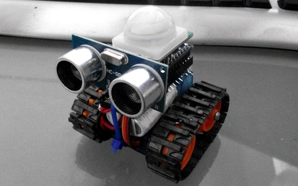 A simple micro robot made with the Arduino Nano