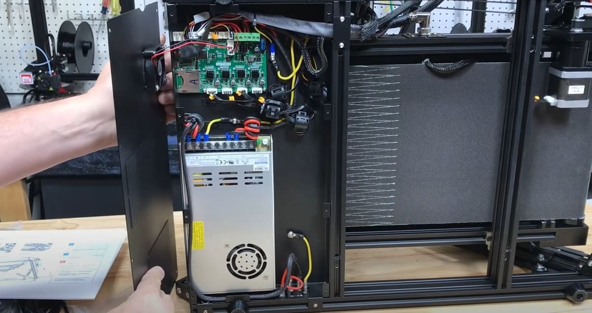 The CR-30 boasts a 24 V power supply and a 32-bit mainboard