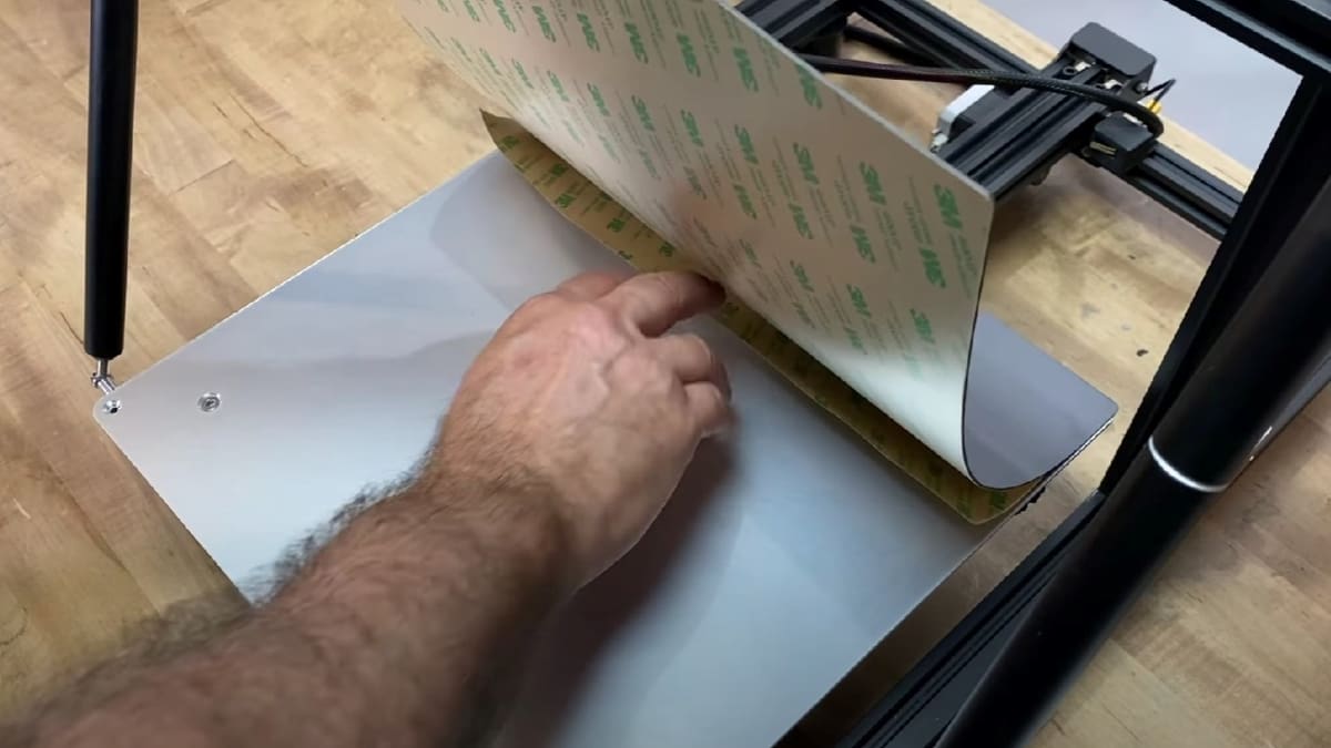 The build plate lies on top of the print bed'S heating element