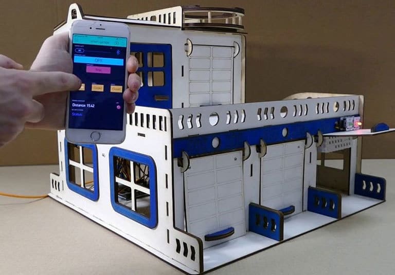 The smart garage model made with Blynk and the Arduino Mega 2560