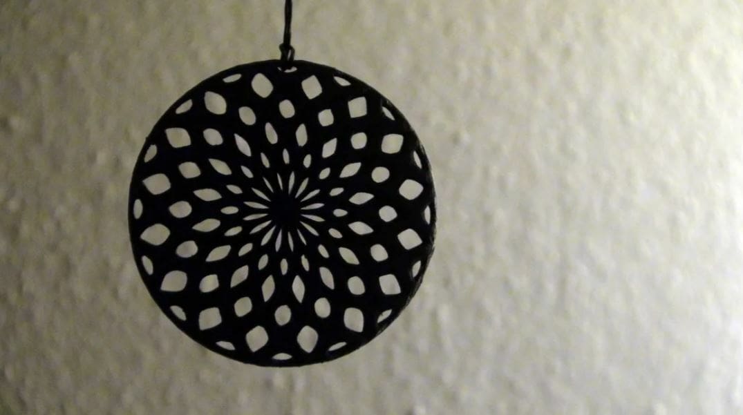 This morph shell pendant uses a magnetic locking mechanism to hold the pendant's position
