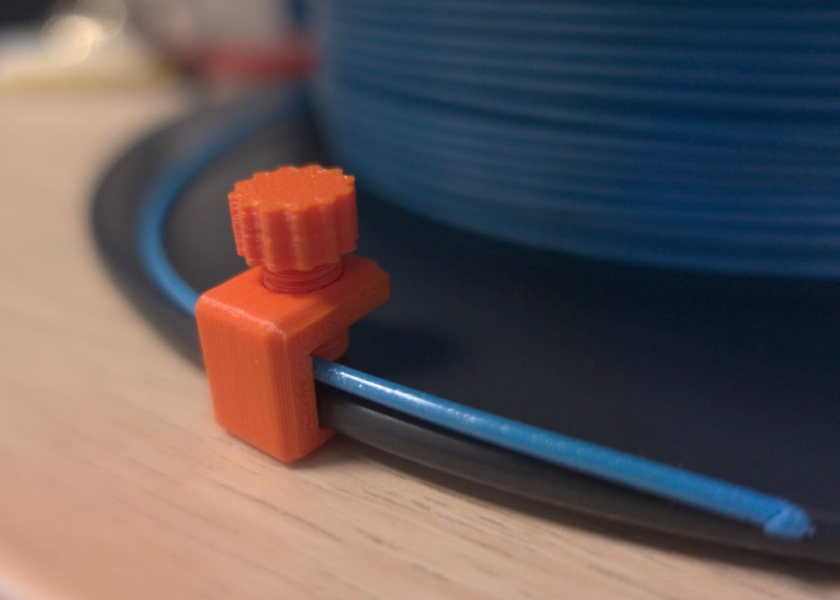 Photo de Objet 3D fun et facile à imprimer / impression 3D facile: Clip de serrage pour filament
