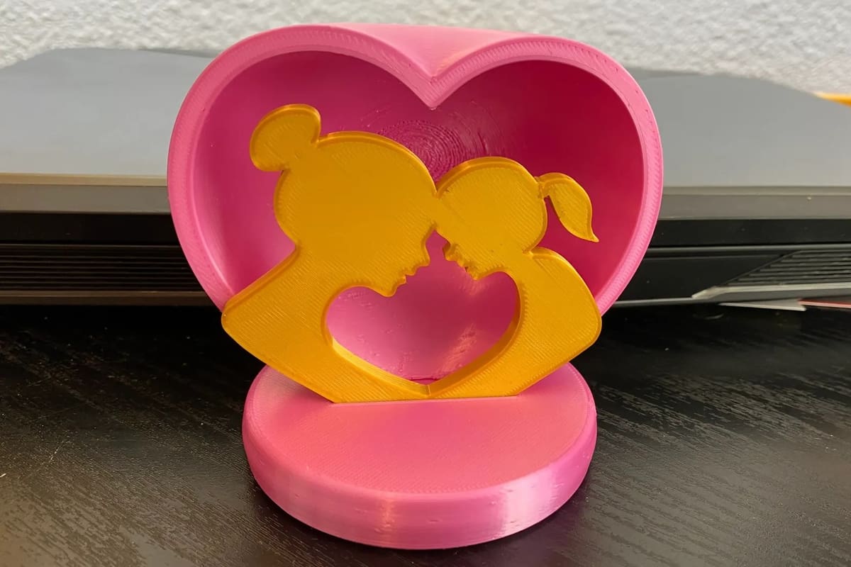Use a different color filament for the base and background pieces to highlight the silhouette