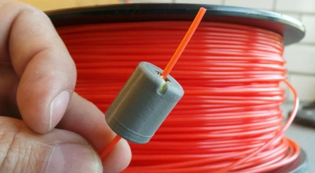 This filter works with a piece of sponge and some oil to clean and lubricate your filament
