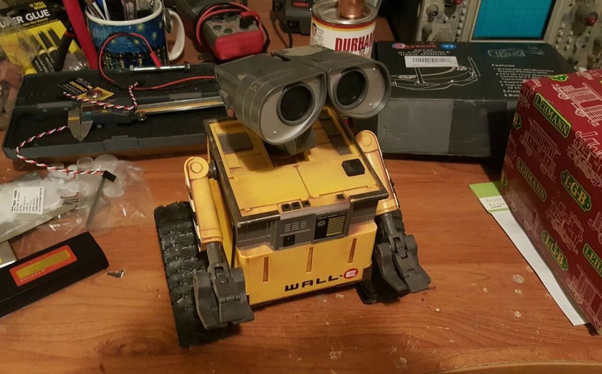 This robot uses a TFT display