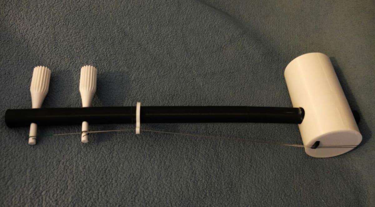 This instrument works with 2 violin strings