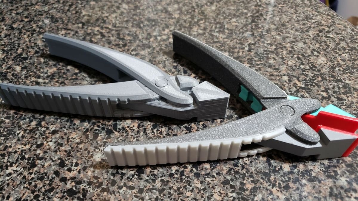 You can print these pliers in single or dual-extrusion as there are files for both