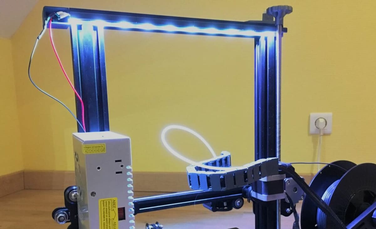 With such a large printing space, additional lighting is very helpful