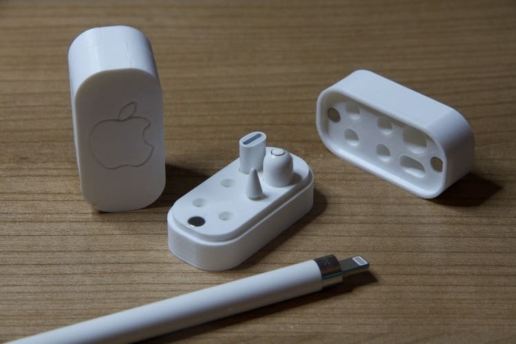 It snaps shut, so there's no risk of losing anything