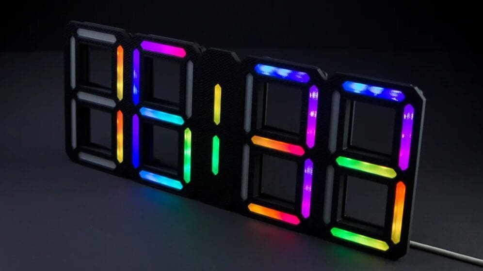 This clock, made with an Arduino Nano, can also be built with an Arduino Pro Mini