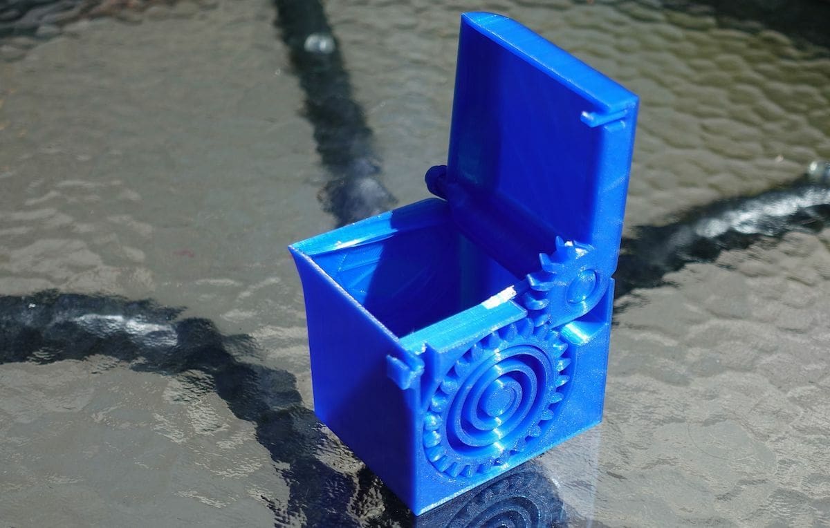 An ingenious print-in-place box with a spring-loaded lid