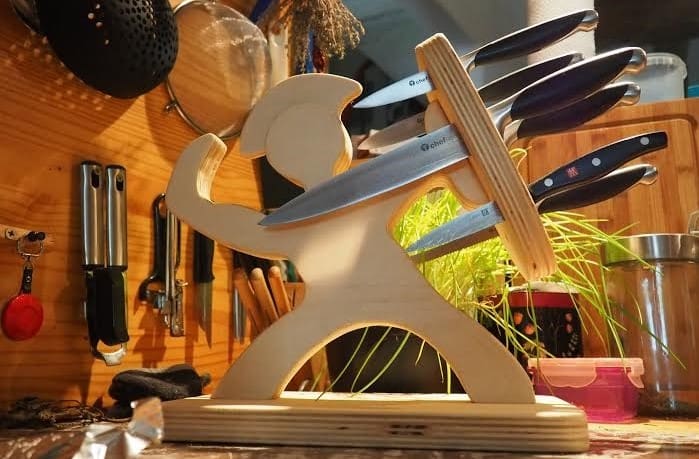 This spartan is a pro at holding (back) knives