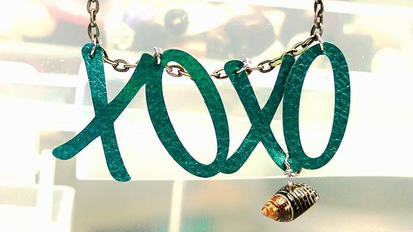 The conch adds a certain level of charm to this faux leather necklace