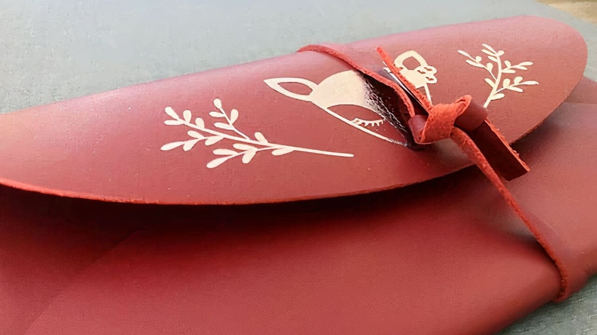 The small detailing on the wallet personalizes this accessory