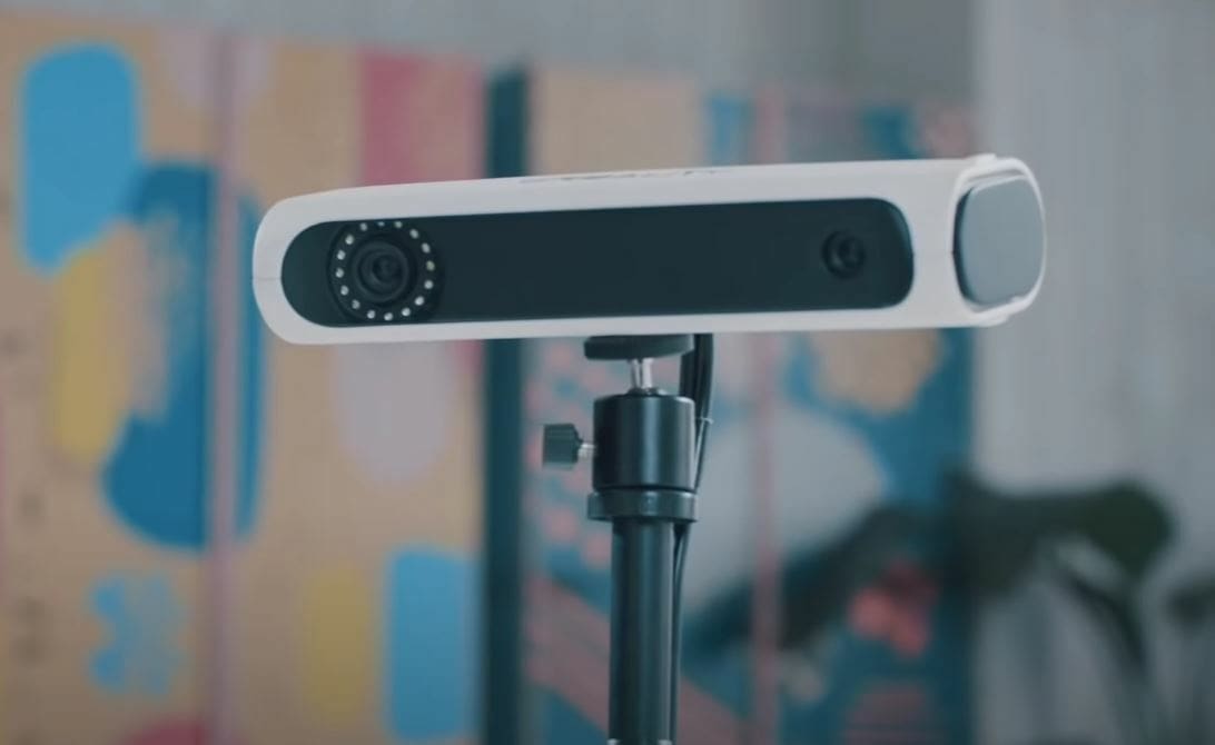 The CR-Scan uses structured light technology