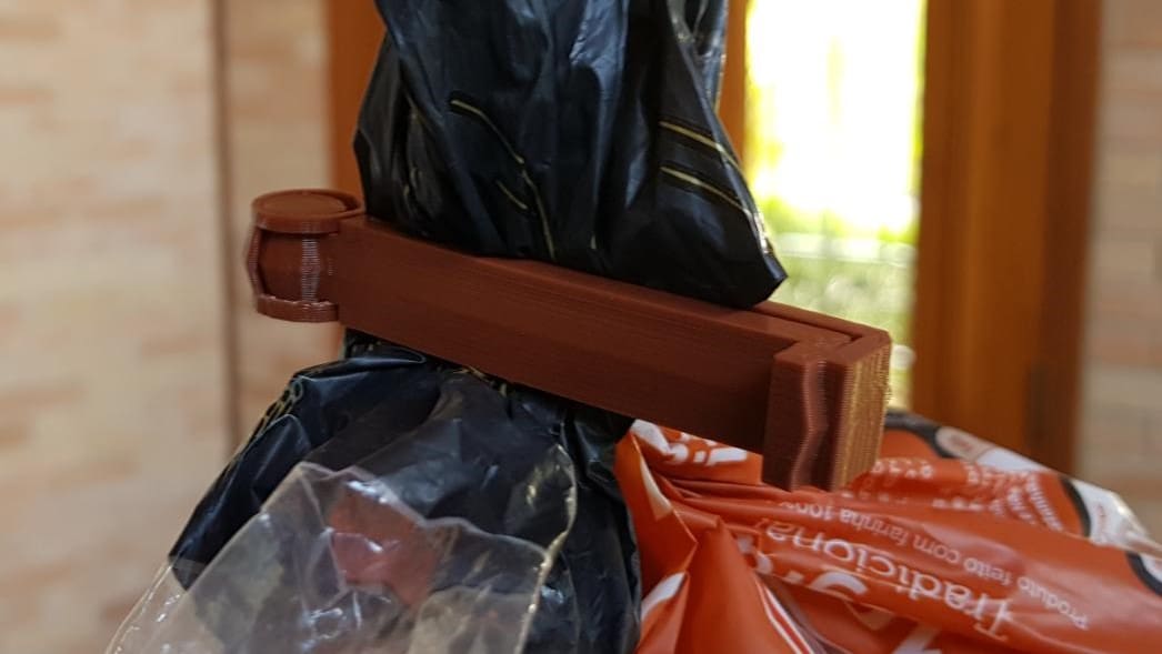 This clever bag clip prints as a single part