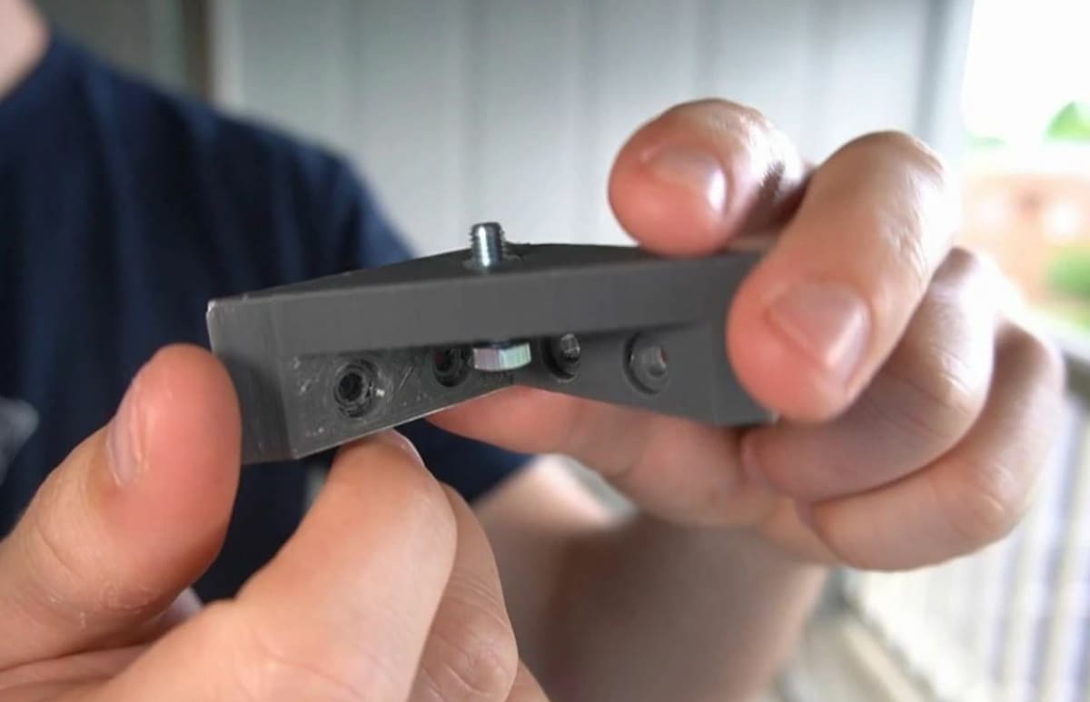 3D printed brackets can help secure your mirror and display on the frame