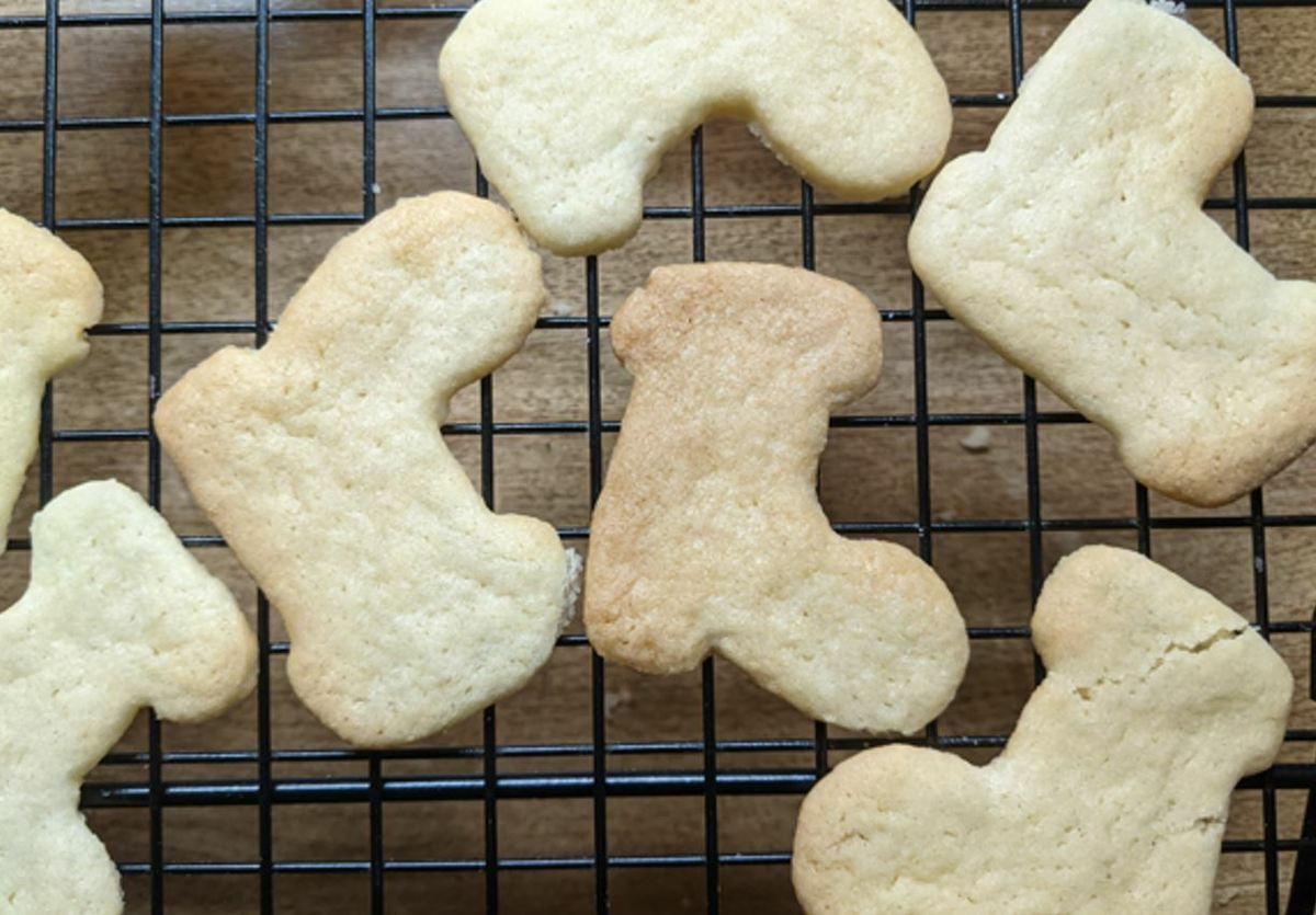 Using thin dough with this cookie cutter should yield the most detail in cookies