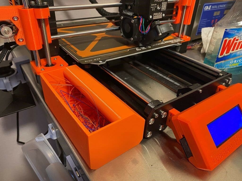 This side trash bin makes it easy to keep your print space neat and tidy
