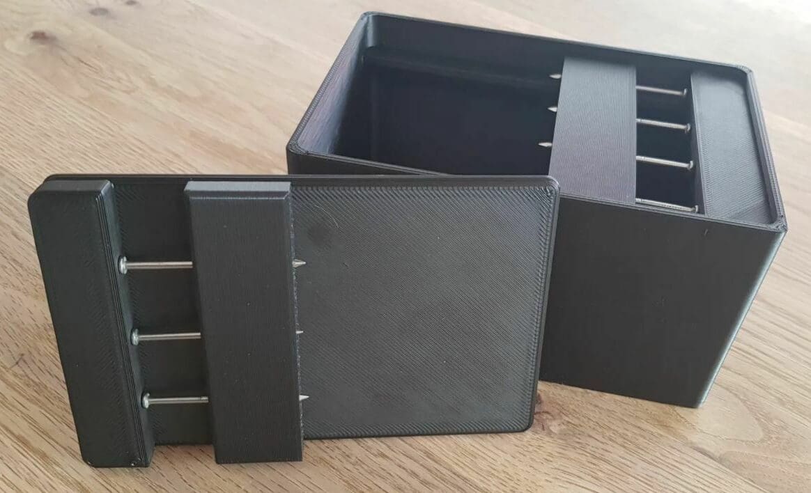 This nail box requires seven 50 mm nails for assembly