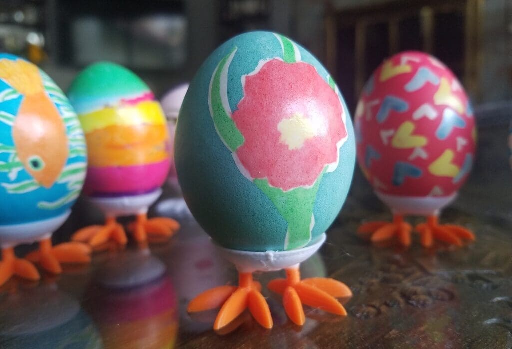 Display your Easter eggs proudly on a chicken leg stand