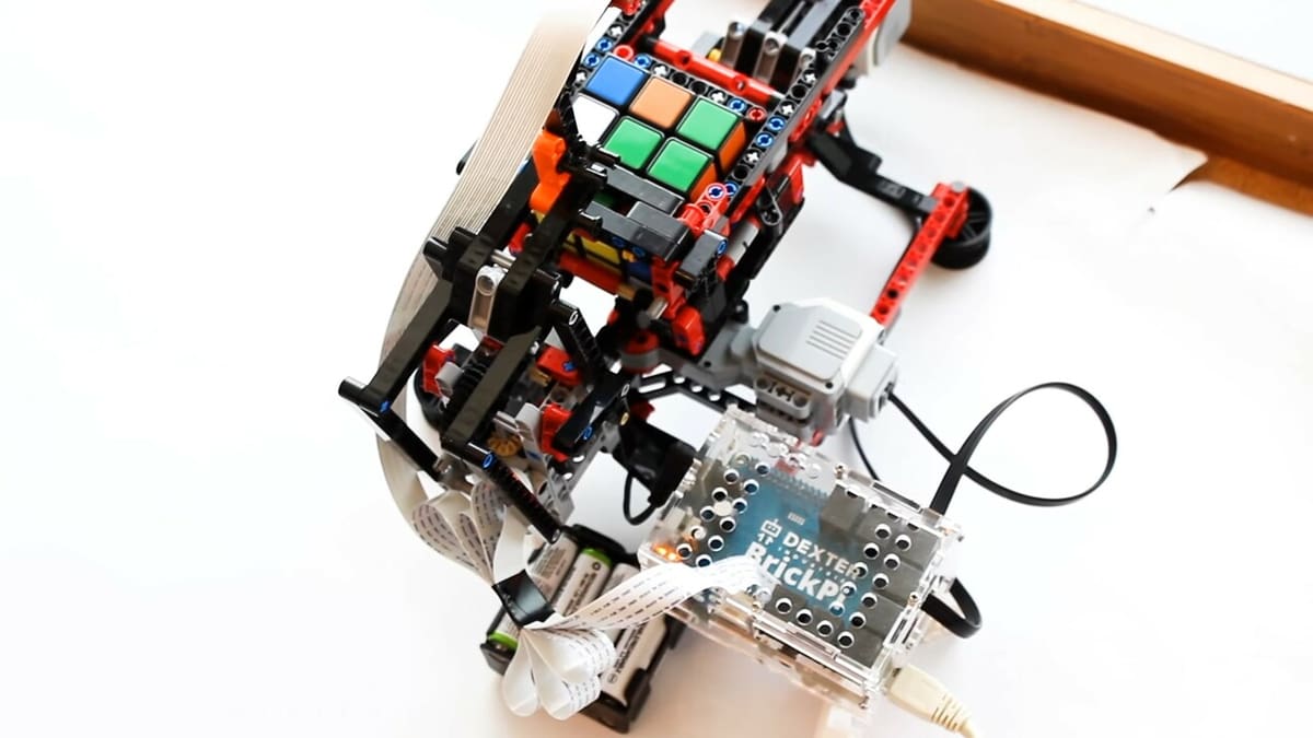 Scramble the Rubik's cube and see the Brickuber perform its magic