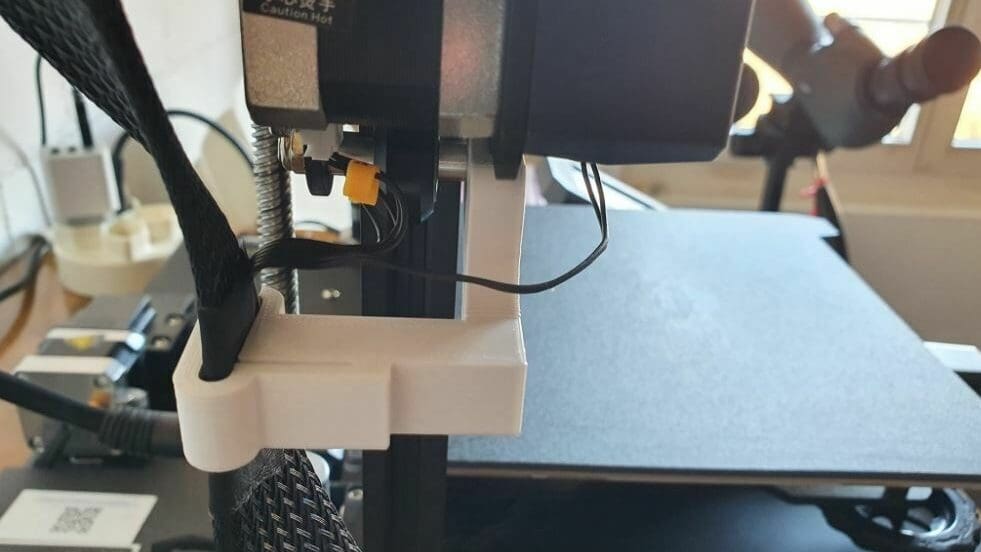 This part attaches to the Z-axis carriage and requires no extra screws