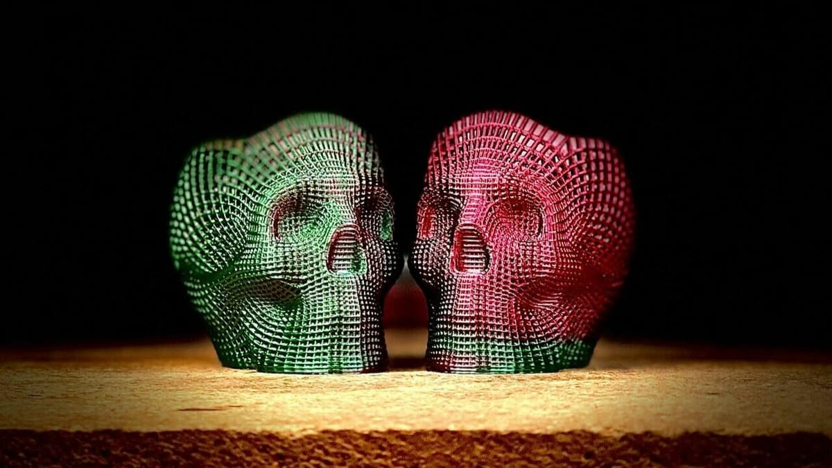 Dichromatic filament makes prints look different colors from different perspectives