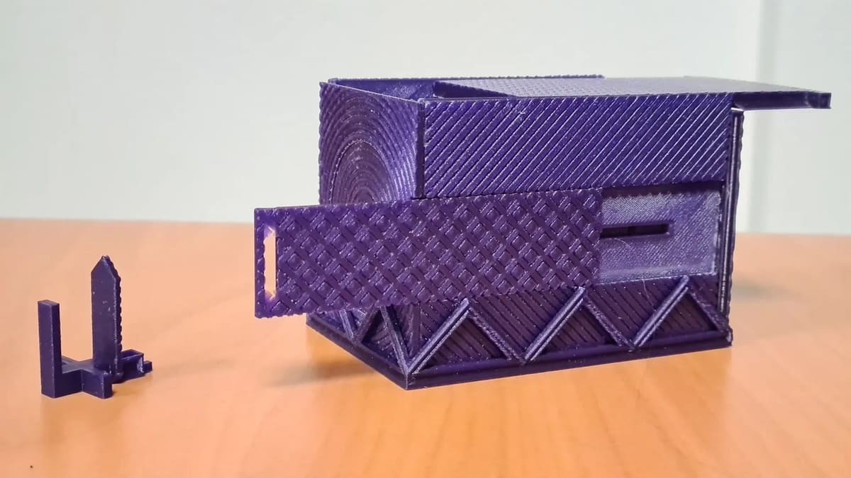 The details of this box shine with silk filament