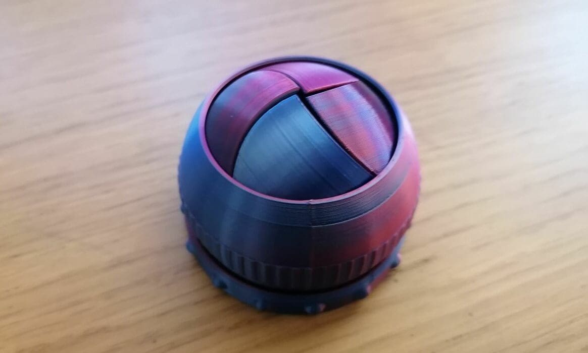 With a simple turn, this box opens and closes with ease