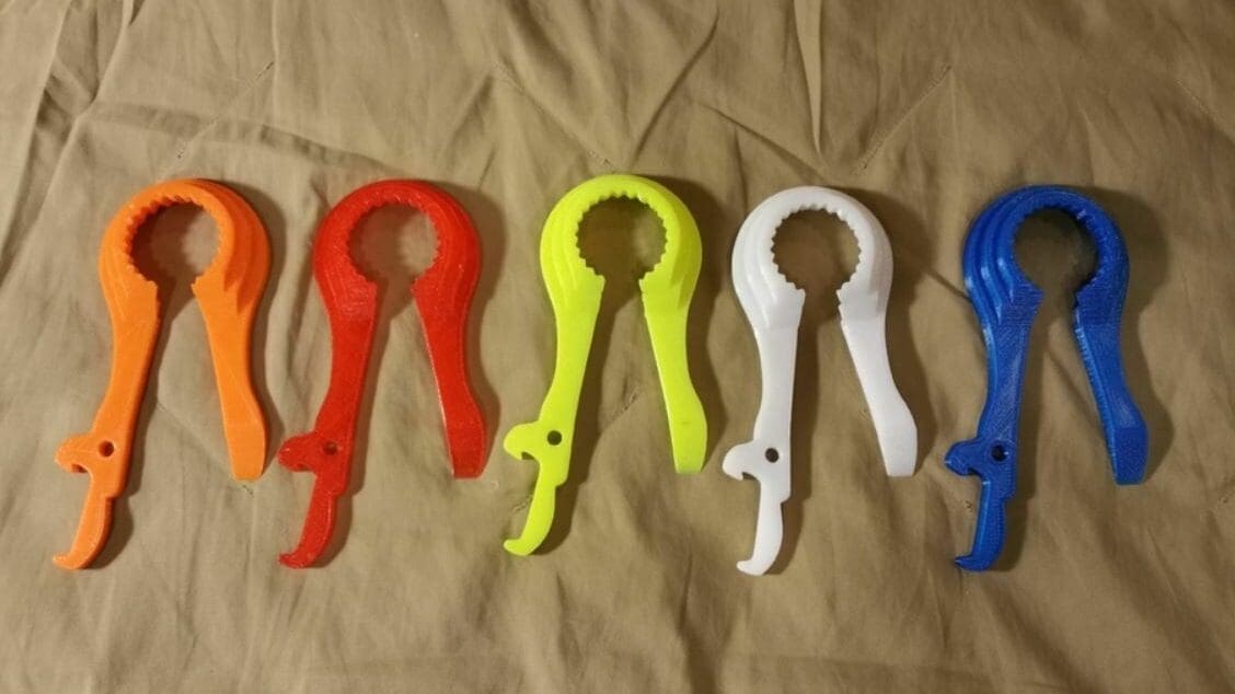 You can use the UBO in four different ways to open bottles or cans