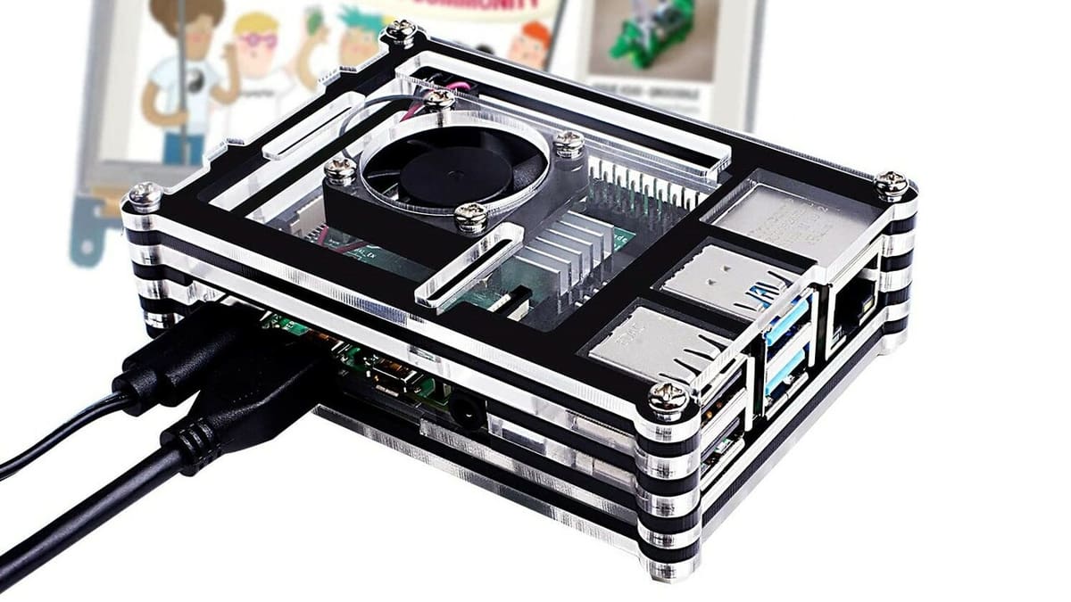 The Smraza case comes with four heatsinks and a fan to avoid overheating
