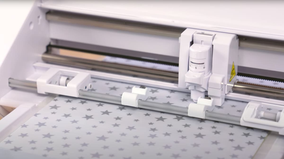 A lighter and portable machine for crafters