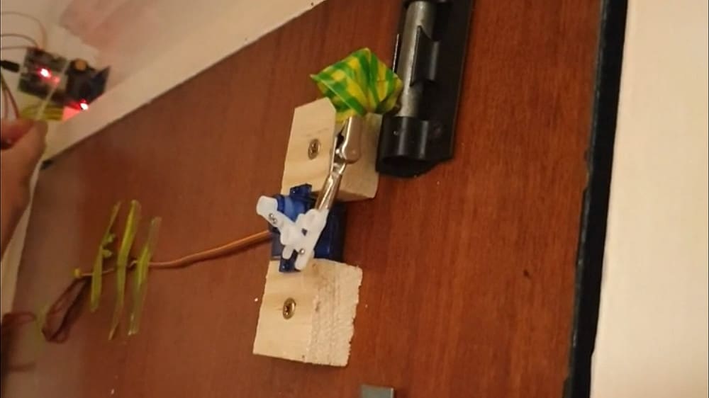 Imagen de Proyectos con Arduino / Proyectos de Arduino: Cerradura de puerta sin contacto