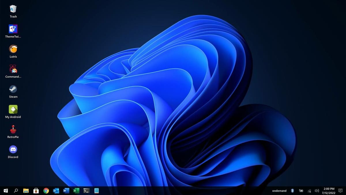 TwisterOS rocking the Win11 desktop wallpaper