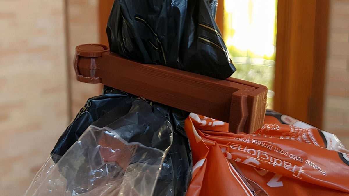 This bag clip should snap together when closed