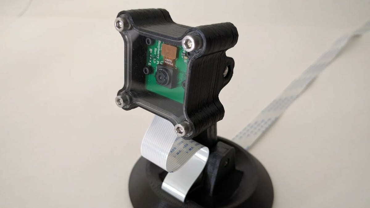 This stand provides the camera with sturdy support