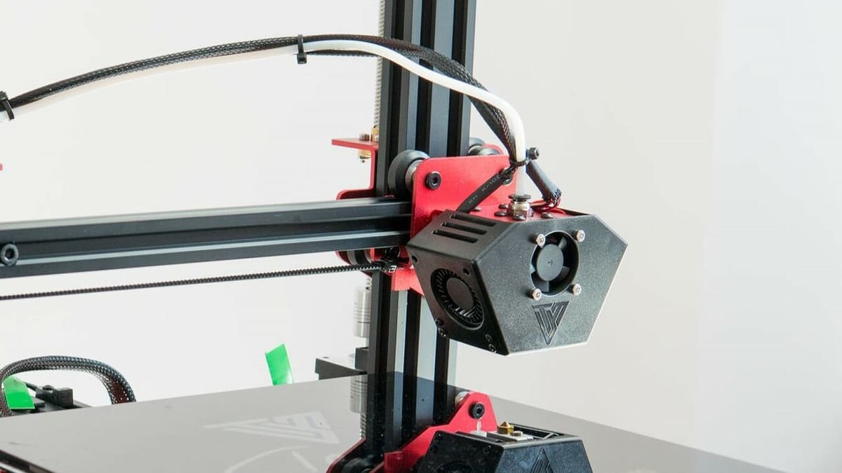 The Bowden tube feeds the filament from the extruder to the hot end