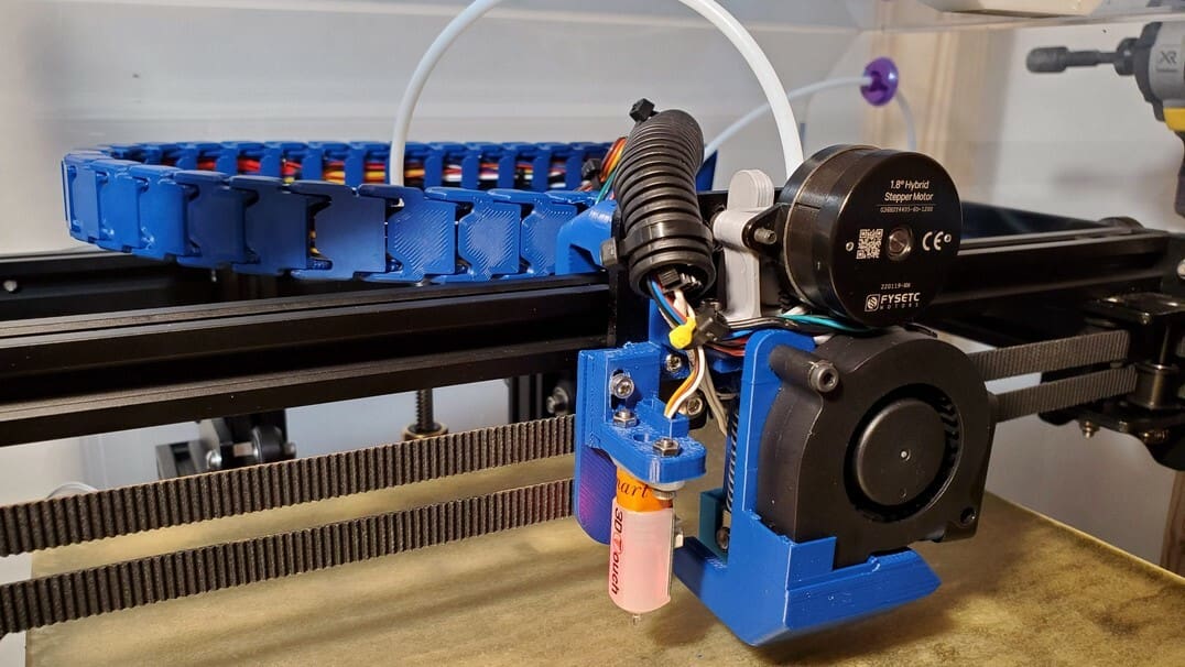 When the chain is printed in Ender 6's colors, it blends into the printer