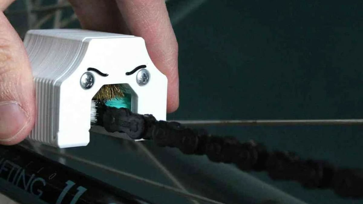 The furious creature that eats (cleans) bike chains