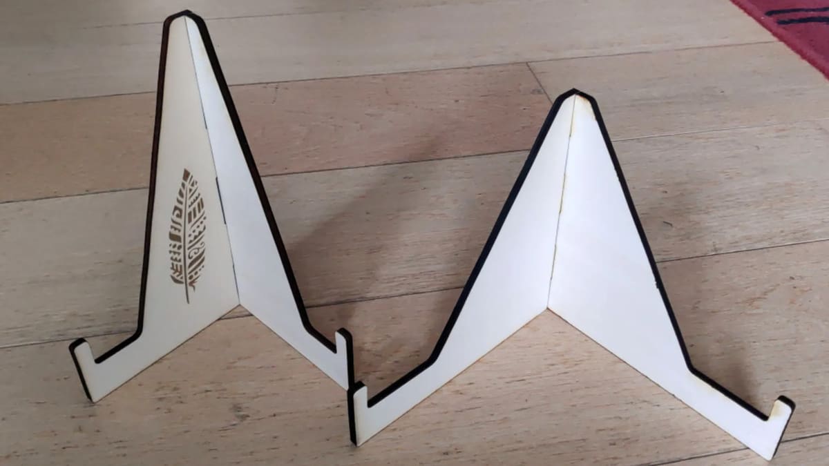 A nice way to display photos on a bookshelf