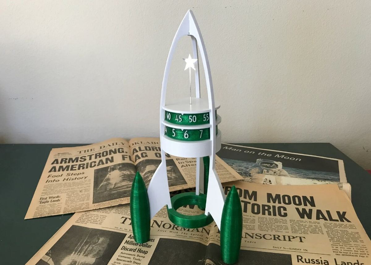 You can read the time off of the two dials at the center of the rocket
