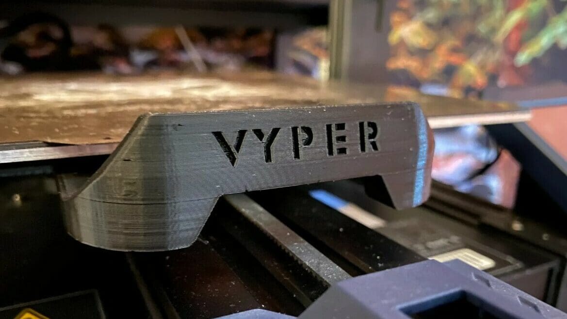 This bed handle is specifically meant for the Anycubic Vyper and mounts super easily