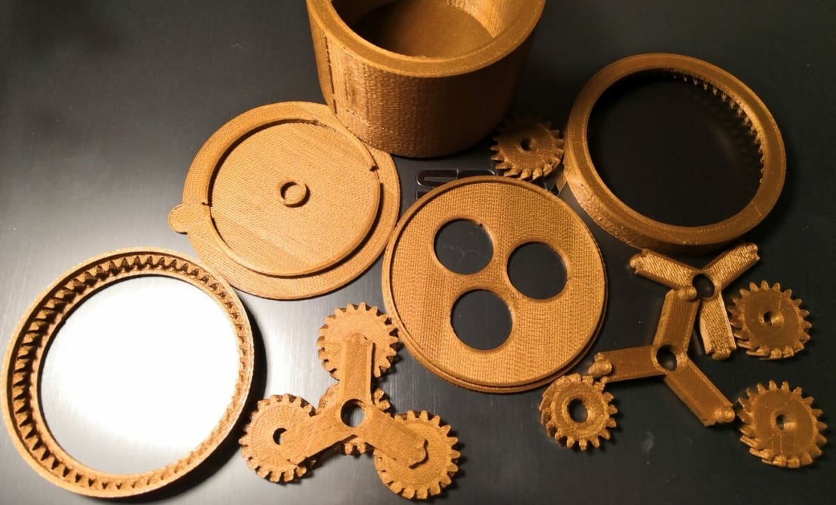 Ten different gears make up the twist and lock mehcanical box