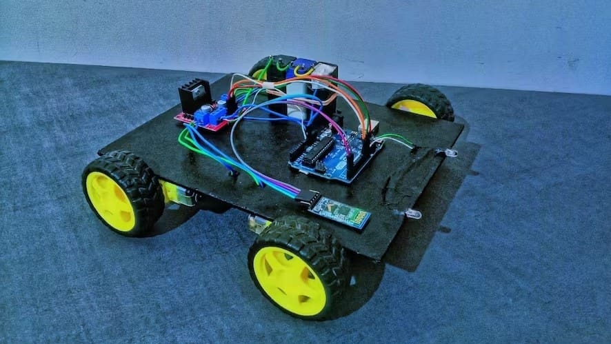 Foto de: 15. Carrinho controlado por Bluetooth