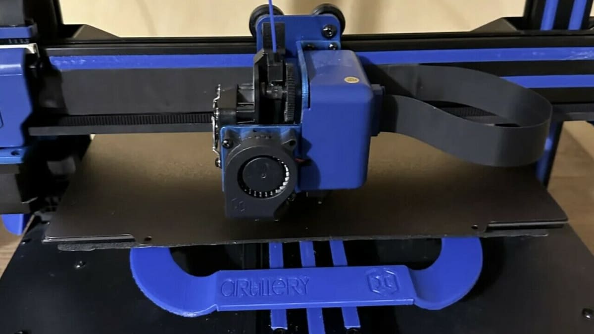 A bed handle allows you to safely move the print bed without burning your hand or getting unwanted residues on the print surface