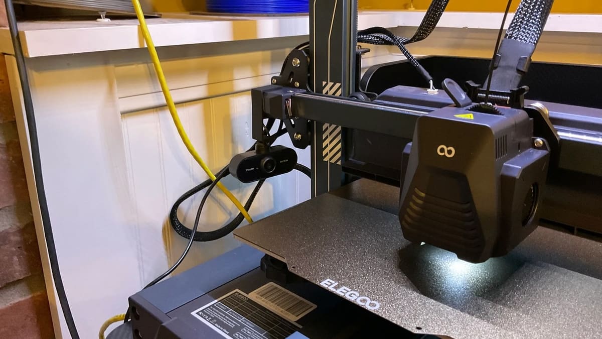 The dual gear direct drive extruders of the 4 and 4 Pro handle retractions exceptionally