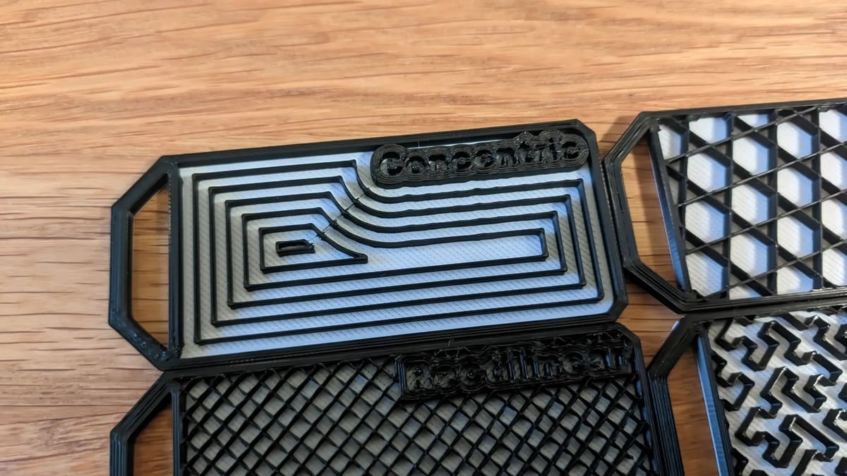 The concentric pattern conforms to the perimeter of the model