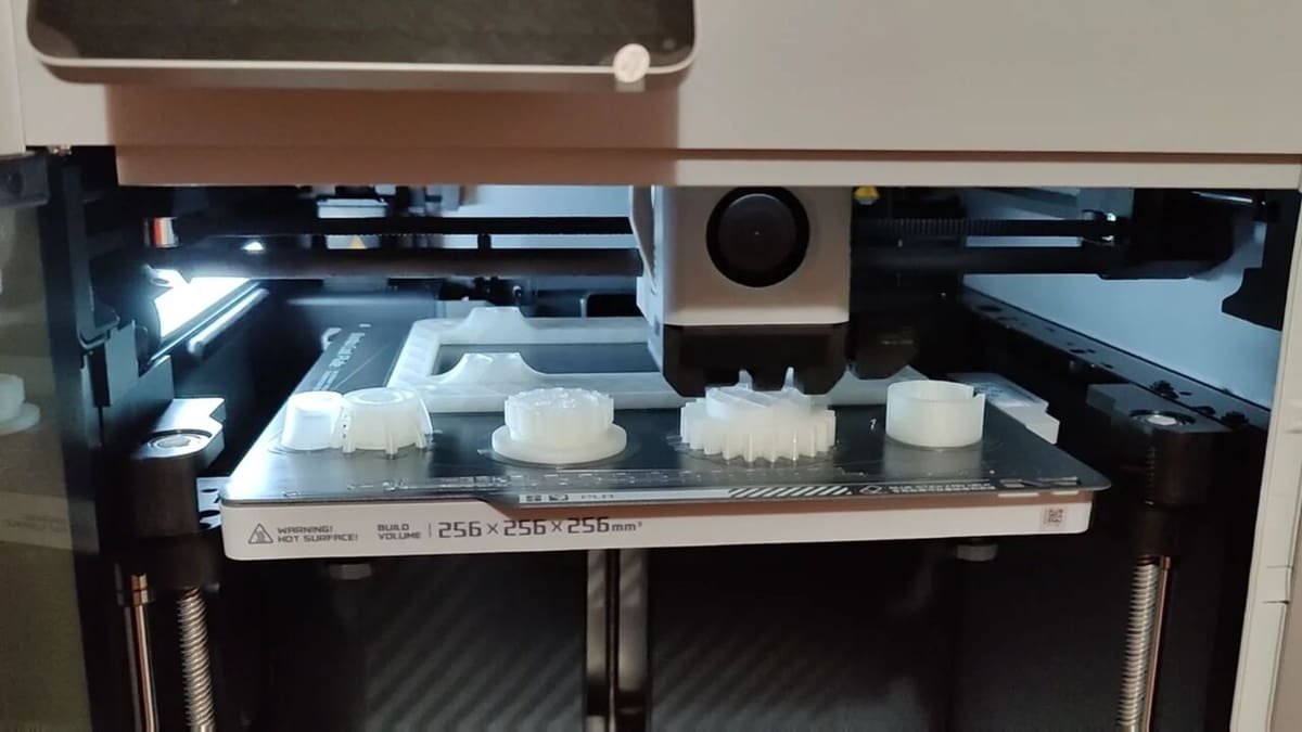 The X1C printing some gears